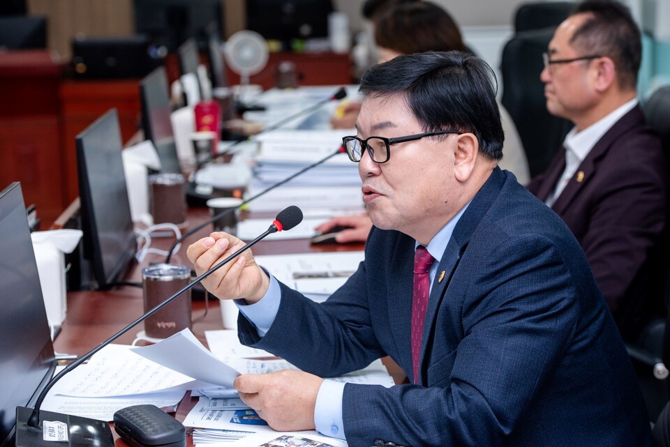 경기도의회 보건복지위원회 이병길 의원(국민의힘, 남양주7)은 24일 열린 2026년도 보건건강국 본예산 심사에서 응급의료 전용헬기 격납고 신축 사업과 취약지 헬기 착륙장 건설 지원 사업이 동일 목적임에도 각각 편성된 점을 지적하며 “명백한 예산 오류이자 이중 편성”이라고 강하게 비판했다./ 경기도의회 제공