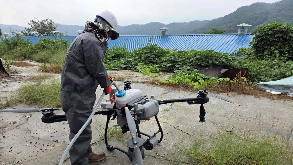 조류인플루엔자 유입 차단 및 방역 사각지대 해소를 위해 드론항공방제를 실시하고 있다. 사진=밀양시
