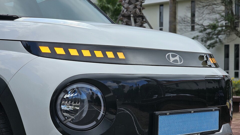 현대차 '캐스퍼 일렉트릭'의 파나메트릭 픽셀 '턴 시그널 램프'(위)와 네 개로 분할된 원형 '주간주행등(DRL)'의 모습./곽호준 기자