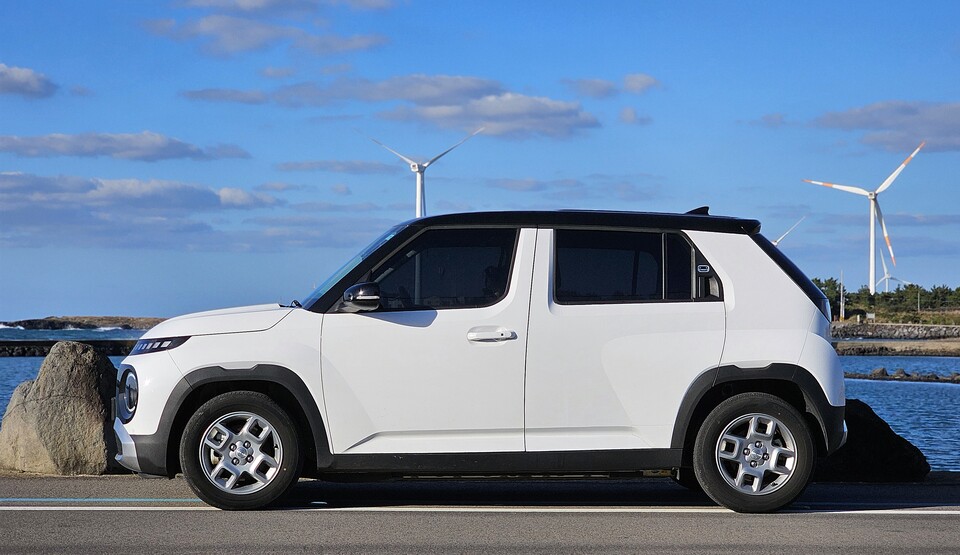 현대차 '캐스퍼 일렉트릭'의 측면과 15인치 휠&타이어의 모습./곽호준 기자