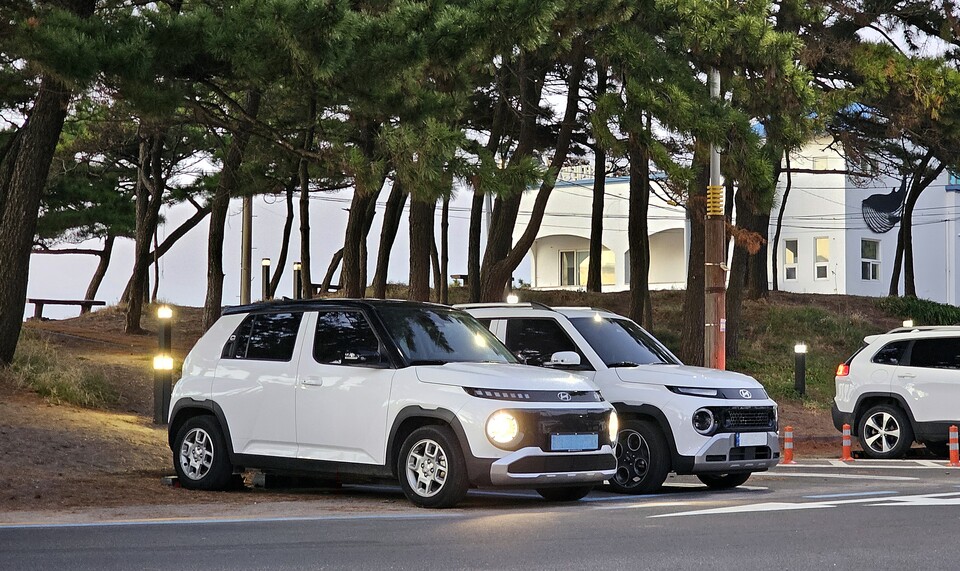 (왼쪽부터) 현대차 '캐스퍼 일렉트릭'와 '캐스퍼 가솔린 모델'의 외관./곽호준 기자