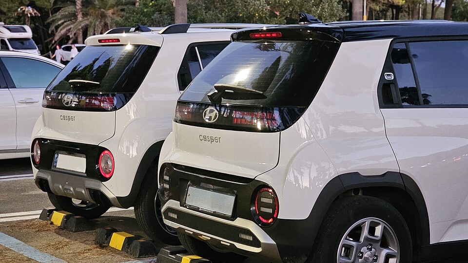 (왼쪽부터) 현대차 '캐스퍼 가솔린 모델'과 '캐스퍼 일렉트릭'의 후면./곽호준 기자