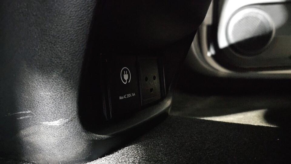 1열 센터패시아 하단에 위치한 '캐스퍼 일렉트릭'의 '실내 V2L' 기능./곽호준 기자