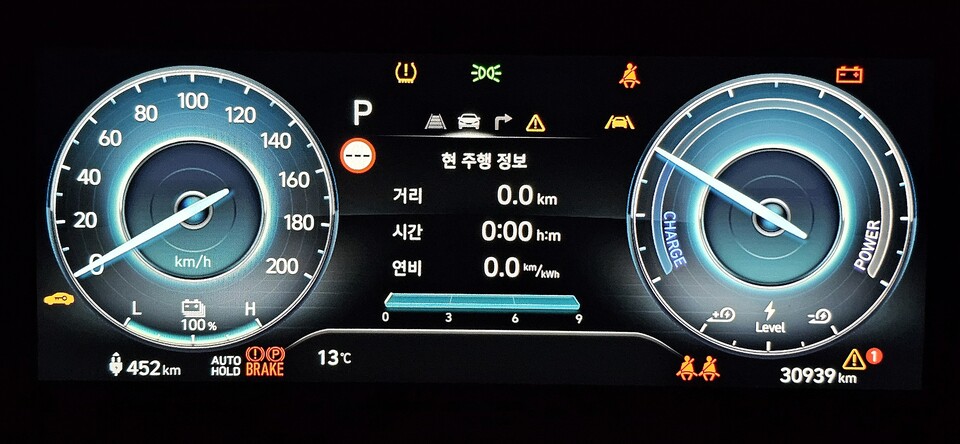 계기판상 100% 완충 기준으로 주행 가능 거리 452km를 달릴 수 있다고 하지만 실주행 거리는 300km대 중후반으로 예상된다./곽호준 기자