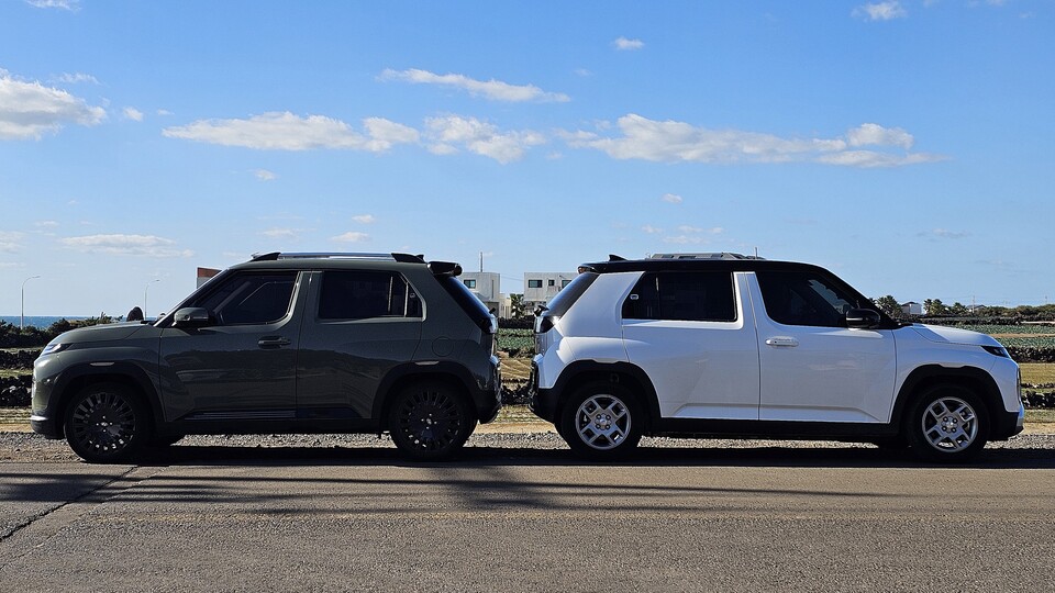 (왼쪽부터) 현대차 '캐스퍼 가솔린 모델'과 '캐스퍼 일렉트릭'의 측면./곽호준 기자 