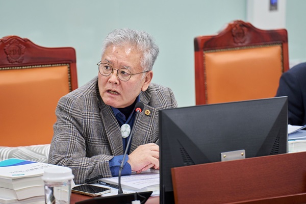 경기도의회 문화체육관광위원회 홍원길 의원(국민의힘, 김포1)이 24일 열린 제387회 정례회 본예산 심사에서 경기도 문화정책의 핵심 사업 예산이 대폭 감액·일몰된 점을 강하게 비판하며 “도민의 문화 향유권이 후퇴할 수 있다”고 우려를 밝혔다./ 경기도의회 제공