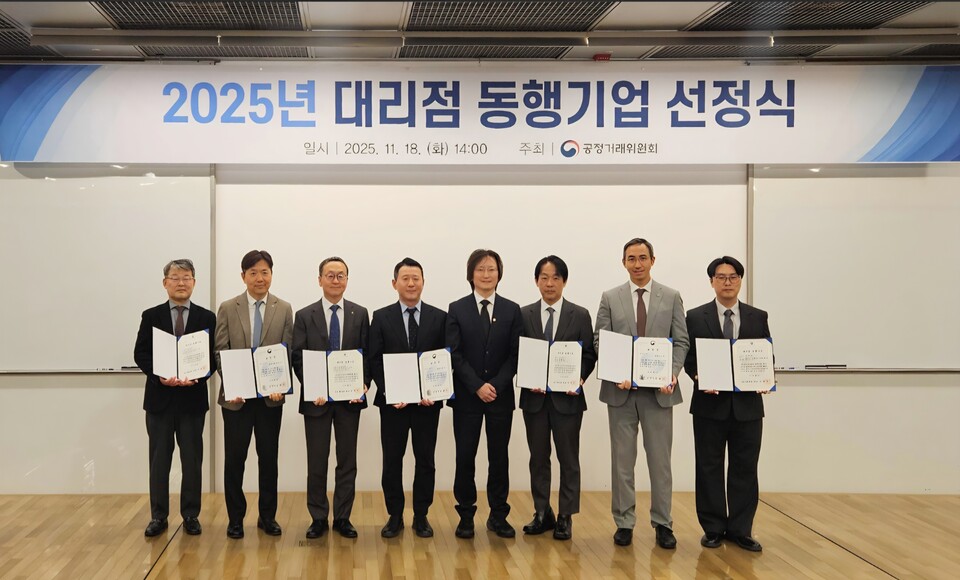 2025년 대리점 동 행기업 선정식. 우측에서 세번 째 동일고무벨트(주) 타니야마 켄 대표이사