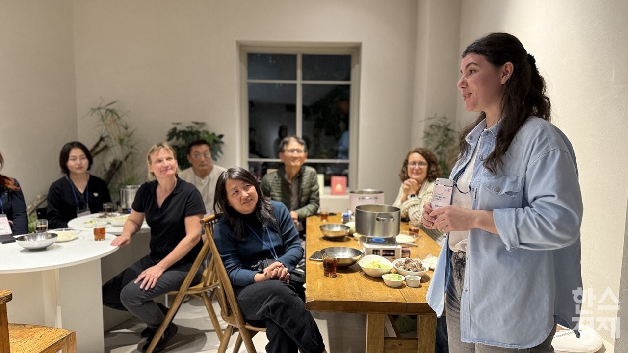 ▲'쉴랑게'에 참여한 외국인 여행객들이 순천 원도심 숙소에서 한국의 일상을 즐기고 있다. (사진=순천시)