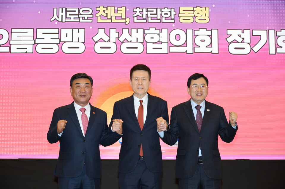 왼쪽부터 김두겸 울산시장, 이강덕 포항시장, 주낙영 경주시장.사진=포항시