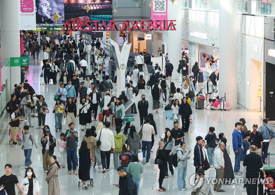 붐비는 인천공항 출국장 전경. / 연합뉴스