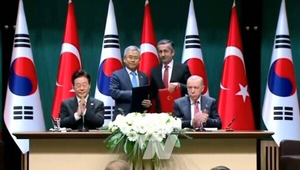 튀르키예 대통령궁에서 양국 정상 임석하에 한전과 튀르키예 원자력공사 간 원전 협력 MOU를 체결하고 있다./한국전력 제공