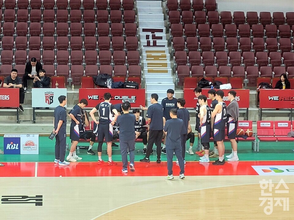 대표팀 선수단이 작전 타임 도중 이야기 나누고 있다. /신희재 기자