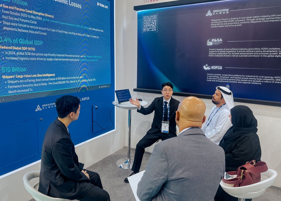 트레드링스 직원이 최근 아부다비에서 개최된 ‘아디펙(ADIPEC) 2025'에서 아랍에미리트 국영 석유회사인 애드녹(ADNOC) 관계자를 만나 서비스를 소개하고 있다./트레드링스