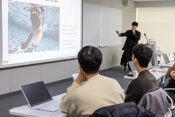 KT가 경기도 성남 판교사옥에 AI 전문 교육 공간인 ‘AI Campus’를 열고, 실무형 AI 기반 업무 전환(AX) 역량 교육을 본격 추진한다./KT