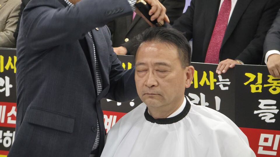 경기도 예산 갈등이 절정으로 치닫는 가운데, 경기도의회 국민의힘 백현종 대표의원이 25일 삭발과 단식 투쟁에 전격 돌입했다./ 김두일 기자