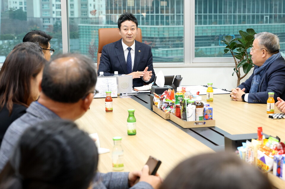 경기도의회 김진경 의장(더민주·시흥3)이 내년도 경기도 장애인복지 예산이 올해보다 대폭 삭감된 데 대해 “장애인의 기본권과 존엄을 지키기 위해 예산 복원을 반드시 관철하겠다”고 공식 입장을 밝혔다./ 경기도의회 제공