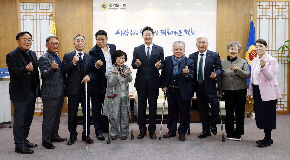 김진경 의장은 25일 의장 집무실에서 경기도장애인복지단체연합회 이영재 회장, 경기도지체장애인협회 김원종 회장, 경기도시각장애인연합회 정태곤 회장 등 도내 장애인단체 대표들과 정담회를 갖고 현장의 어려움을 직접 청취했다./ 경기도의회 제공