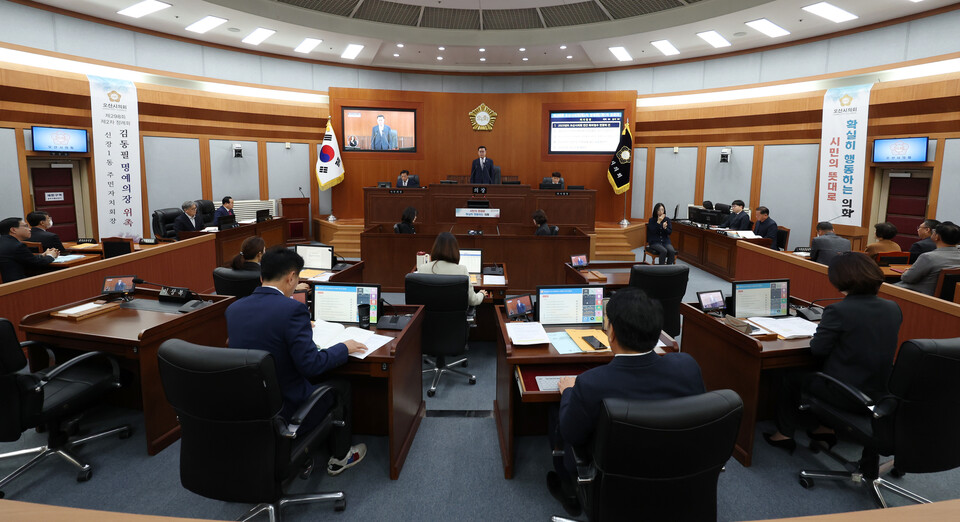 오산시의회(의장 이상복)가 25일 본회의장에서 제298회 제2차 정례회를 열고 다음 달 19일까지 25일간의 공식 일정에 들어갔다./ 오산시의회 제공