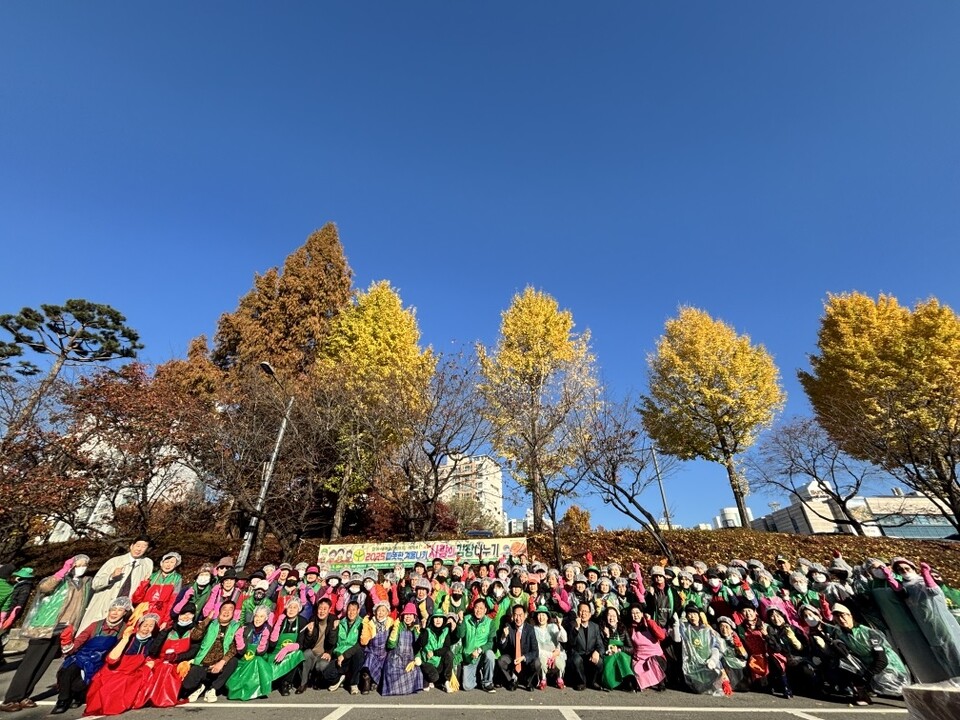 평택시(시장 정장선)는 지난 20일과 21일 이틀 동안 ‘2025 사랑의 김장 나누기’ 행사를 평택시청 별관 주차장에서 성황리에 개최했다고 24일 밝혔습니다./ 평택시 제공