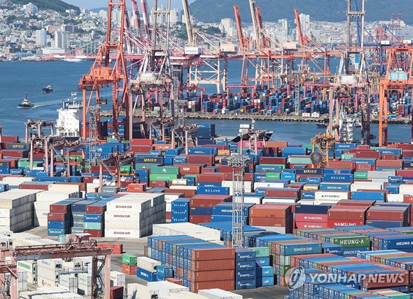 한국은행이 26일 발표한 '2025년 11월 기업경기조사 결과 및 경제심리지수(ESI)'에 따르면 11월 중 전산업 기업심리지수(CBSI)는 92.1로 10월보다 1.5p 상승했다. /연합뉴스