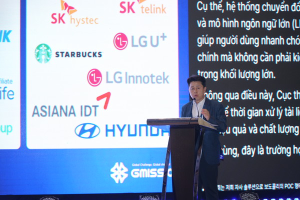 지미션 한준섭 대표이사가 2025 한-베 디지털 포럼의 세미나에서 발표를 진행하고 있다. /지미션