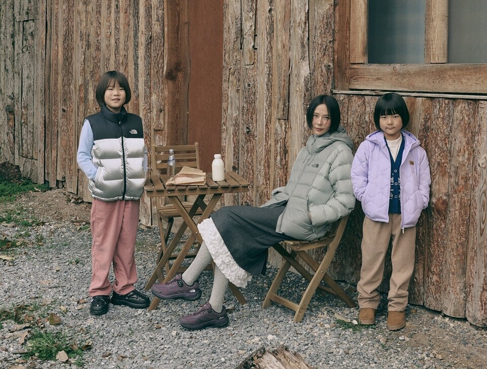 ‘키즈 윈터 컬렉션’을 비롯해 다양한 노스페이스 신제품을 착용한 김나영 패밀리. /노스페이스 제공