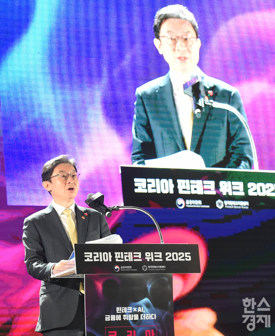 이억원 금융위원장이 26일 오전 서울 양재 aT센터에서 열린 ‘코리아 핀테크 위크 2025’ 개막식에서 환영사를 하고 있다.  / 이호형 기자 leemario@sporbiz.co.kr 2025.11.26