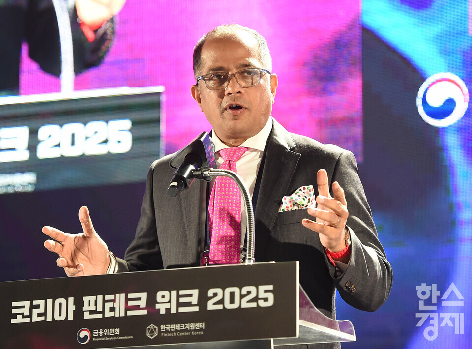 솝넨두 모한티 GFTN CEO가 26일 오전 서울 양재 aT센터에서 열린 ‘코리아 핀테크 위크 2025’ 개막식에서 축사를 하고 있다.  / 이호형 기자 leemario@sporbiz.co.kr 2025.11.26