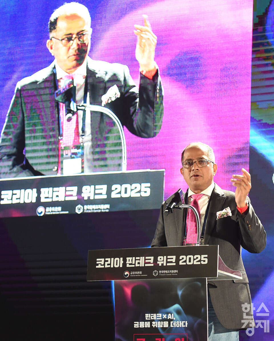 솝넨두 모한티 GFTN CEO가 26일 오전 서울 양재 aT센터에서 열린 ‘코리아 핀테크 위크 2025’ 개막식에서 축사를 하고 있다.  / 이호형 기자 leemario@sporbiz.co.kr 2025.11.26