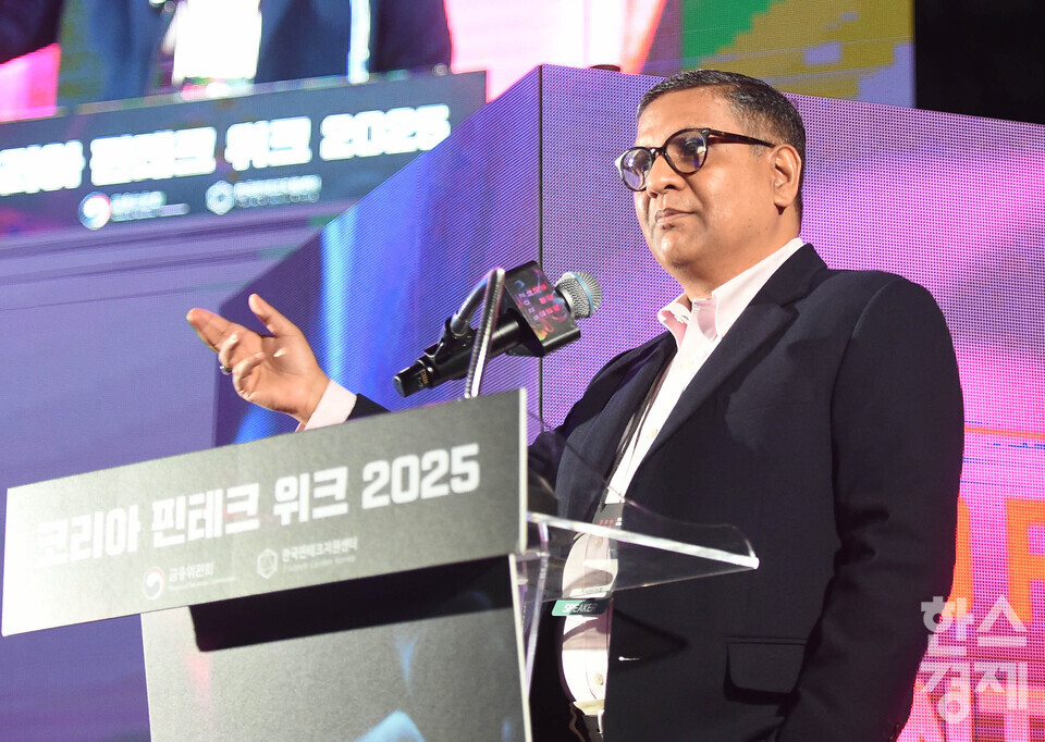 키란 쿠마르 케사바라푸 Google Cloud APAC 디렉터가 26일 오전 서울 양재 aT센터에서 열린 ‘코리아 핀테크 위크 2025’ 개막식에서 기조연설을 하고 있다.  / 이호형 기자 leemario@sporbiz.co.kr 2025.11.26