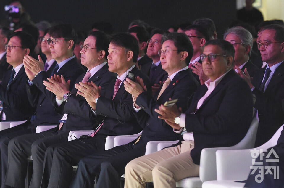 이억원 금융위원장(오른쪽 두번째)과 국회 윤한홍 정무위원장, 조용병 은행연합회장이 26일 오전 서울 양재 aT센터에서 열린 ‘코리아 핀테크 위크 2025’ 개막식에서 참석자들과 박수를 치고 있다.  / 이호형 기자 leemario@sporbiz.co.kr 2025.11.26