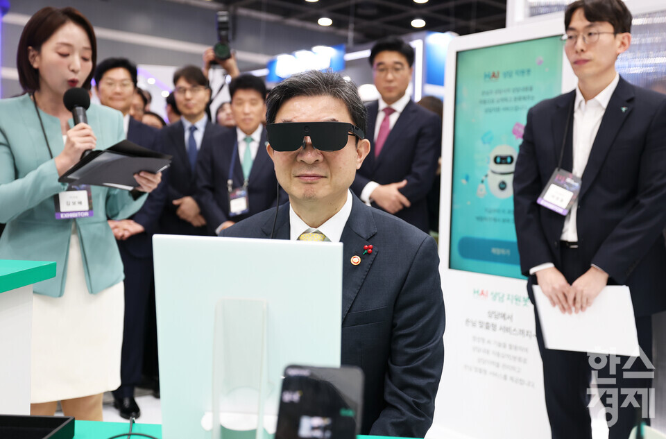 이억원 금융위원장이 26일 오전 서울 양재동 aT센터에서 열린 코리아 핀테크 위크 2025에서 하나은행 부스를 방문해 AI 안경을 끼고 상품 설명을 듣고 있다./ 이호형 기자 leemario@sporbiz.co.kr 2025.11.26