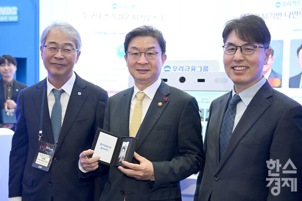 이억원 금융위원회 위원장을 비롯한 내빈들이 26일 오전 서울 서초구 aT센터에서 열린 코리아 핀테크 위크 2025에 마련된 우리금융그룹 부스에서 금융사기를 예방하는 AI 키오스크 시연을 마친 뒤 기념촬영을 하고 있다. (왼쪽부터)임종룡 우리금융지주 회장, 이 금융위원장, 김건 한국핀테크지원센터 이사장./ 이호형 기자 leemario@sporbiz.co.kr 2025.11.26.