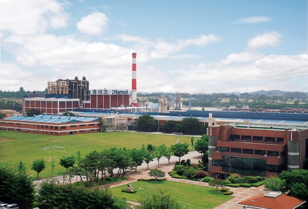 한솔홈데코는 미래 건축 시장 핵심 규제인 ‘탄소 발자국’ 관점에서 경쟁사보다 앞서는 구조적 우위를 확보하는 것을 목표로 한다. 한솔홈데코 익산공장 전경./한솔홈데코