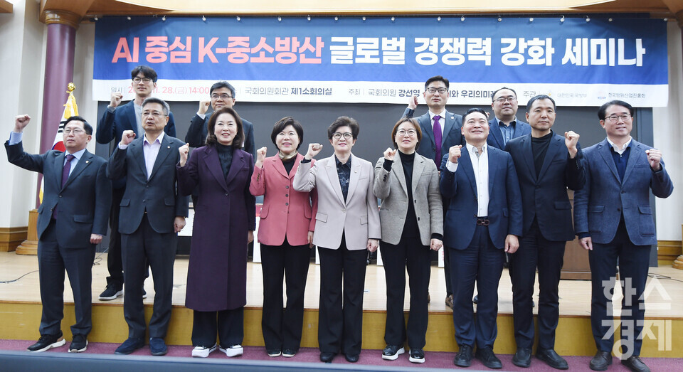 국민의힘 강선영 의원(가운데)이 28일 오후 서울 여의도 국회 의원회관에서 열린 ‘AI 중심 K-중소방산 글로벌 경쟁력 강화’ 세미나에서  유용원,김민전,조은희 의원 등 참석자들과 기념촬영을 하고 있다. / 이호형 기자 leemario@sporbiz.co.kr 2025.11.28