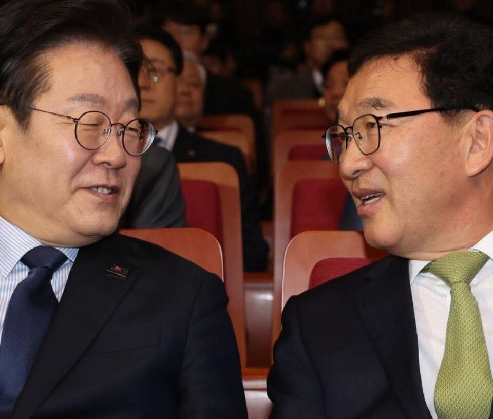 이재명 대통령과 신정훈 행정안전위원장이 국회에서 담소를 나누고 있다. /사진=한스경제 DB