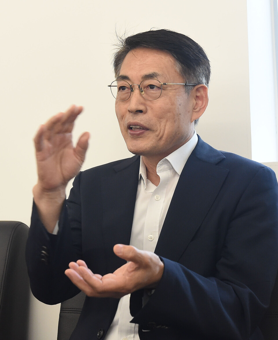 서순탁 경제정의실천시민연합 신임 공동대표가 27일 한스경제와 만나 인터뷰를 하고 있다. 사진=이호형 기자