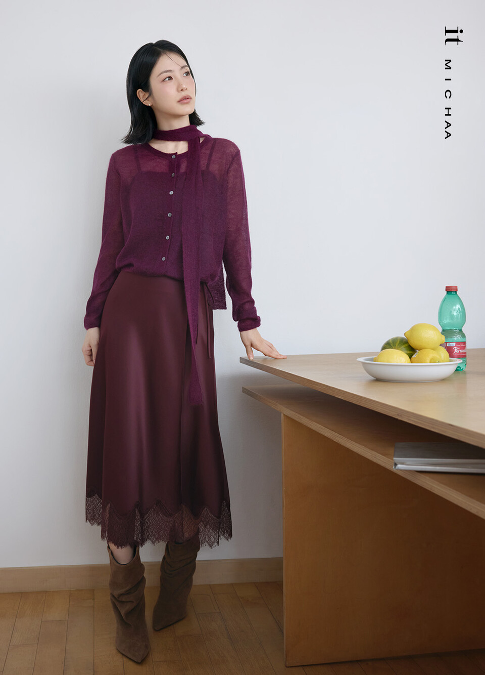 버건디 시스루 블라우스와 롱스커트 코디