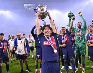 프랑스컵 정상에 선 PSG… <b>이강인</b>, 데뷔 시즌에 3번째 <b>우승</b> 트로피