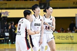 <b>김소니아</b>·<b>박혜진</b> 더블더블... 여자프로농구 BNK, KB 꺾고 <b>선두</b> 고공행진