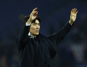 <b>페예노르트</b>, 프라하 4-2 제압하며 UCL 토너먼트 희망 이어가... <b>황인범</b> 7...