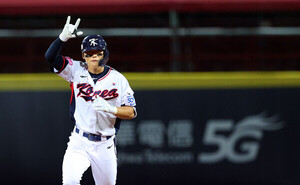 KIA <b>김도영</b>, <b>프리미어12</b> 활약 선수 3위… MLB 신인 1순위 제쳤다