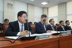 [포토] 행안위 전체회의 출석한 <b>이호영</b> 경찰청장 <b>직무대행</b>