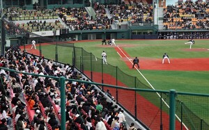 6만7264명 운집… <b>프로야구 시범경기 개막</b>전, 역대 최다 관중 기록