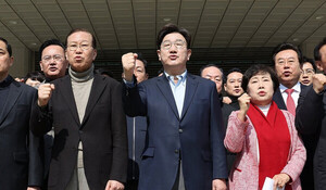 尹구속 취소에 여야 검찰 <b>압박</b>…서울 곳곳서 '탄핵 촉구·반대' 집회