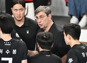 현대캐피탈 <b>감독</b> "시작부터 강하게" vs 대한항공 <b>감독</b> "다시 천안 가겠...