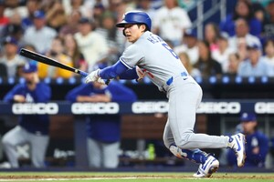 다저스 <b>김혜성</b>, <b>MLB</b> 선발 <b>데뷔전</b>서 멀티히트·도루·타점 맹활약