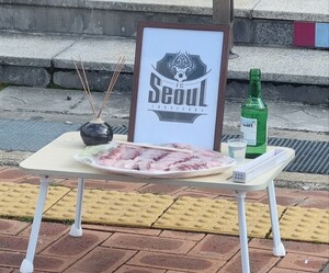 <b>기성용</b> 포항 <b>이적</b>에 뿔난 서울 팬들… '장례식' 퍼포먼스로 구단에 항의