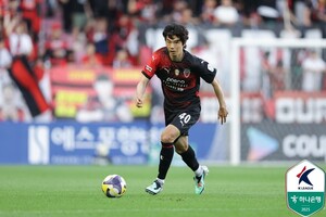 '포항맨' <b>기성용</b>, <b>데뷔</b>전 76분 활약했지만… 전북에 2-3 역전패