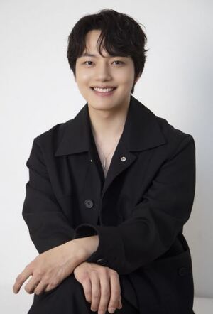 <b>여진구</b> SNS, AV <b>계정 팔로우</b> 해 <b>논란</b>... "직원 실수"
